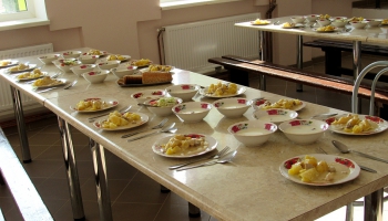 Rīgas vidusskolēni nākamgad ēdīs bez maksas; bērnudārzniekiem vēl jāpaciešas