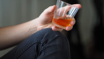 Lielākā atkarību problēma Latvijā ir alkoholisms. Kā ar to cīnīties?