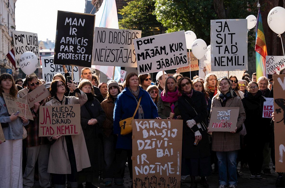 Vairāki simti cilvēku pie Saiemas protestē pret izstāšanos no Stambulas konvencijas