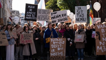 Vairāki simti cilvēku pie Saiemas protestē pret izstāšanos no Stambulas konvencijas