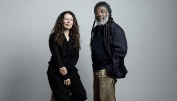 Smits un Kurvuazjē, troksnis un Natašas Dīlsas pasaka par mežzini