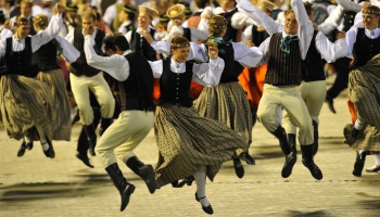Kultūras aktualitātes: strīdi par deju uzvedumu, kino Latvijas simtgadei