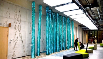 Sapņu mežs no stikla. Ernesta Vītiņa darbi LU Dabaszinātņu centrā