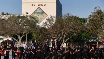 Divas nedēļas pēc apšaudes Floridas štata vidusskola atvērta skolniekiem