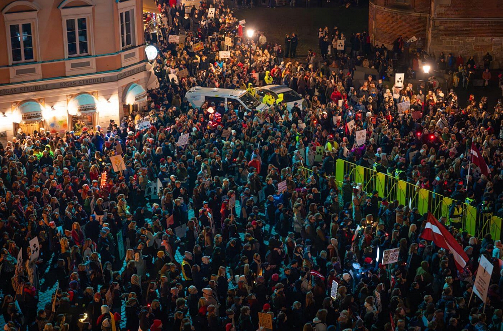 Митинг на Домской площади собрал не менее 10 тысяч