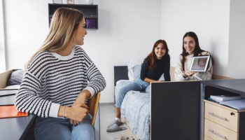 Dzīve kopmītnēs vidusskolas laikā: cik tas ir izaicinoši un kā skolas to organizē?