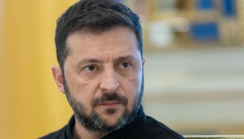 Zelenskis piekāpsies un atjaunos korupcijas apkarošanas dienestu neatkarību 