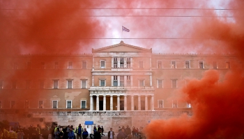 Grieķijā jaunos taupības pasākumus atkal sagaida ar masu protestiem
