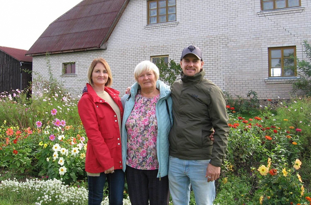 Evardsonu ģimene Zebrus ezera krastā audzē Ziemassvētku eglītes un ogulājus