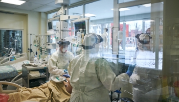 Armija Rīgas slimnīcās palīdz Covid-19 pacientu aprūpē
