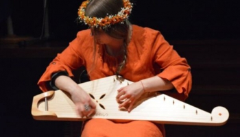 Latviešu etnogrāfiskā kokle Briselē blakus citu tautu mūzikas instrumentiem