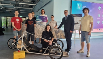 Dienas apskats.  Rīgas Tehniskās Universitātes studenti rada triciklu