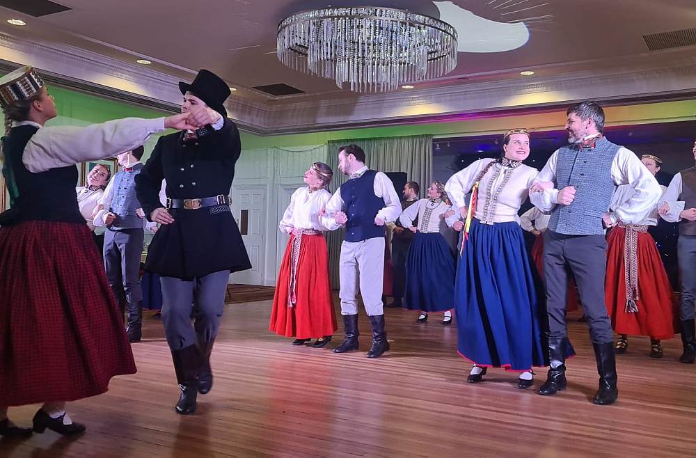 lielkoncerts dejo ar mani latviesi pasaule