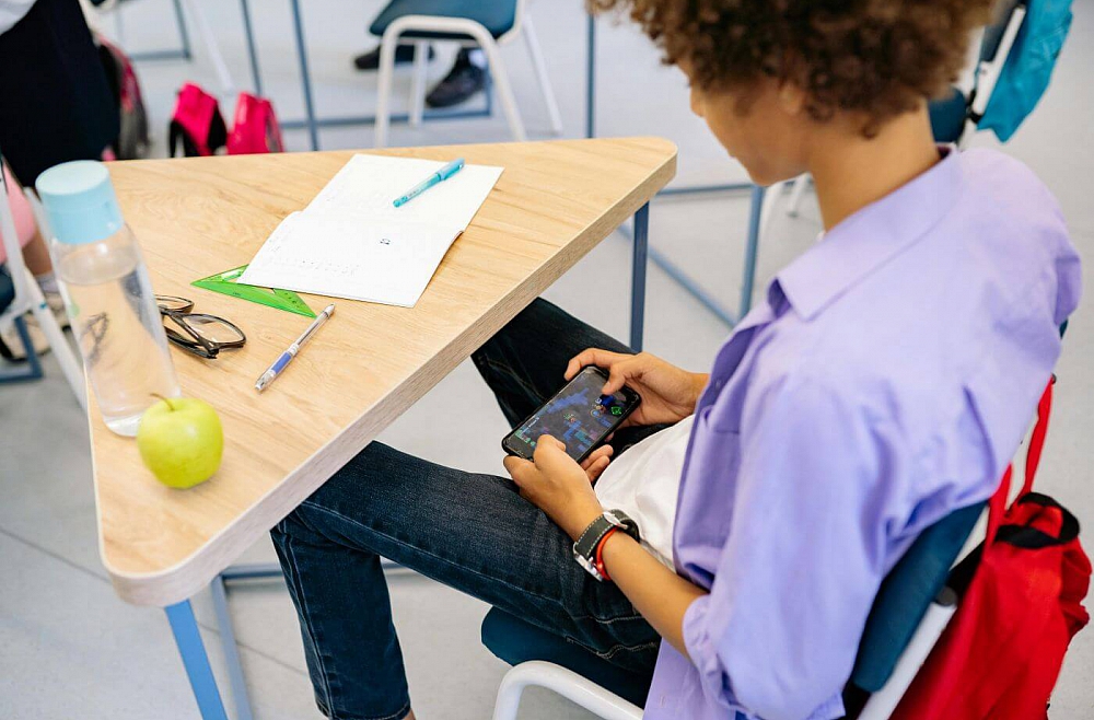 Viedierīču lietošanas ierobežojumi skolēniem: vai tas ir izaicinājums skolām