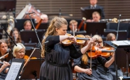 Liepājas Simfoniskais orķestris un vijolniece Paula Šūmane koncertē Latvijas pilsētās