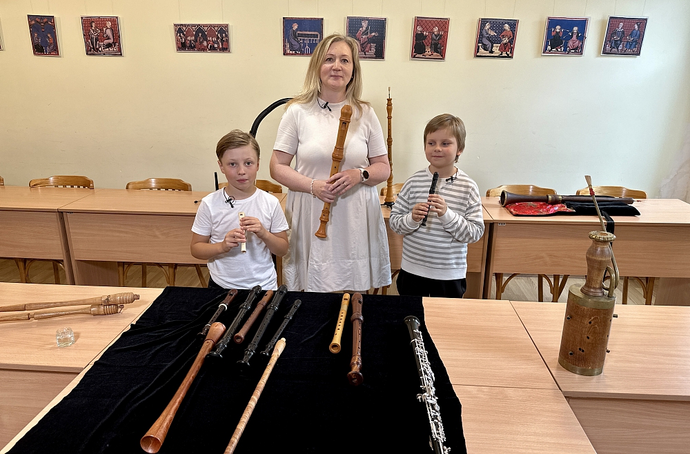 Kā skan desiņfagots? Ievas Nīmanes instrumentu kolekciju iepazīst Teodors un Alfrēds