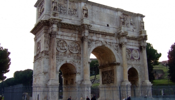 25. jūlijs. Romā iesvēta Konstantīna triumfa arku