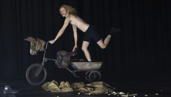 Ādolfs Šapiro JRT iestudējis “Donu Kihotu”. Ikoniskas lietas mūsdienu pasaulē