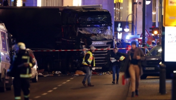 Berlīnē kravas auto ietriecas pūlī pie Ziemassvētku tirdziņa; vismaz 12 bojāgājušie