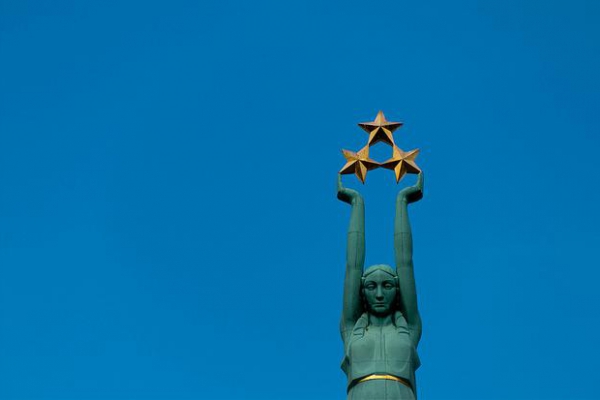 Опереточный Бермонт, авторитaрный Улманис, добрый Ленин: мифы о независимости Латвии