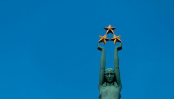 Опереточный Бермонт, авторитaрный Улманис, добрый Ленин: мифы о независимости Латвии