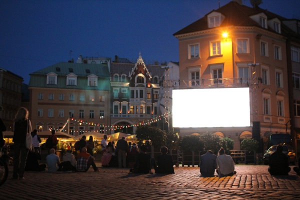 Pieci skatās