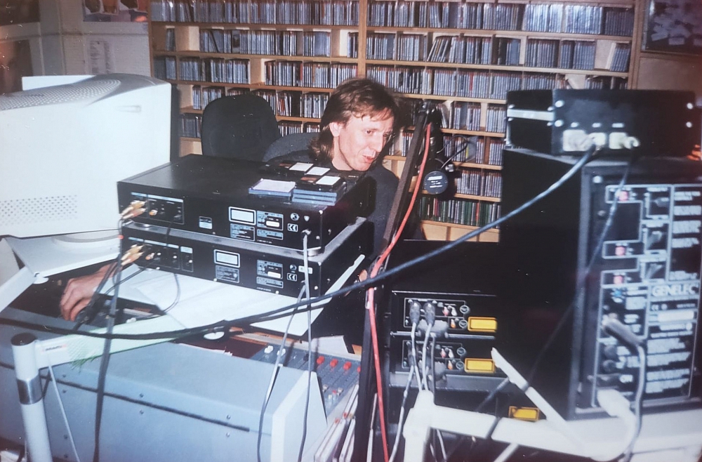 Tiešajā ēterā situācija var mainīties sekundes laikā. Ielūkojamies skaņu operatoru darbā Tiešajā ēterā situācija var mainīties sekundes laikā. Ielūkojamies skaņu operatoru darbā