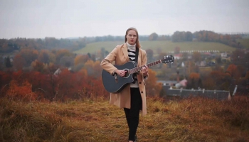 Aleksa Valtere izdod savu pirmo dziesmu ar džeza sajūtām – “Kurš tevi mīlēs rudenī?”