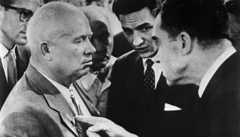 24. jūlijs. "Virtuves debates" starp Ņikitu Hruščovu un Ričardu Niksonu