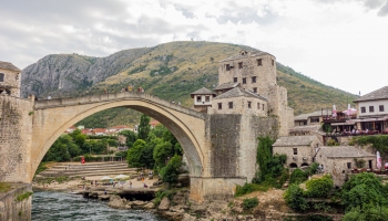 9. novembris. Bosnijas pilsoņu kara laikā sagrauj tiltu pār Neretvas upi Mostarā