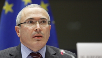 Bijušajam Krievijas oligarham Hodorkovskim Maskavā aizmuguriski piespriež arestu