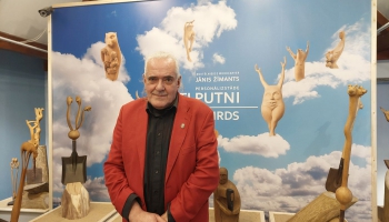 Izteiksmīga tēlu galerija skatītājus sagaida koktēlnieka Jāņa Žīmanta izstādē ”Citi putni”