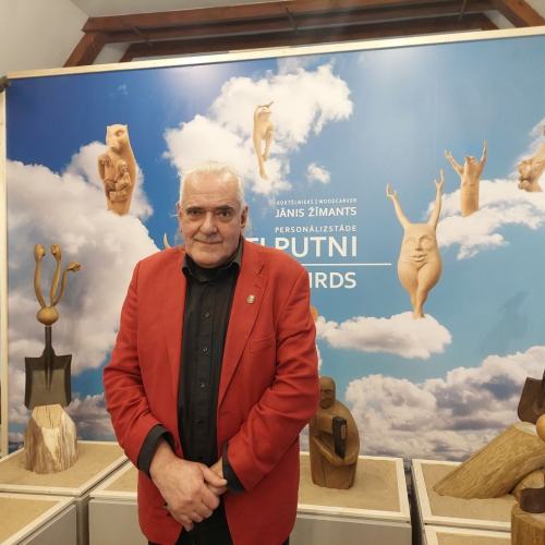 Izteiksmīga tēlu galerija skatītājus sagaida koktēlnieka Jāņa Žīmanta izstādē ”Citi putni”