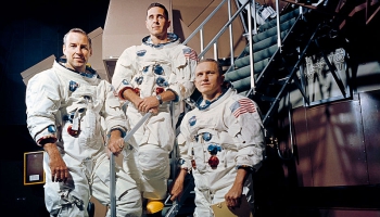 23. decembris. Amerikāņu astronauti pirmie apriņķo Mēnesi