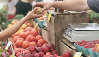 Zemnieku tirdziņos pircēji meklē garšas un produktus, ko neatrast lielveikalā