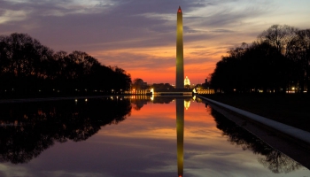 8. decembris. Normans Maiers sola uzspridzināt Vašingtona pieminekli ASV galvaspilsētā