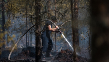 Latvija lūgs starptautisko palīdzību plašā ugunsgrēka dzēšanai Valdgales pagastā