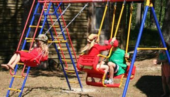 Spēļu laukumi - ne vienmēr bērniem droša vieta