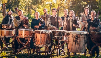Iepazīstam bungu un dūdu mūzikas grupas AUĻI jauno albumu "Gadalokos"