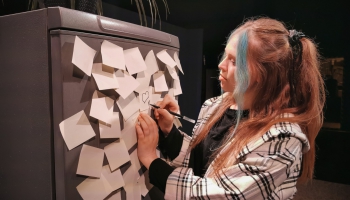 Izrāde "Dzīve uz ledusskapja durvīm" Daugavpilī liek aizdomāties par patiesajām vērtībām