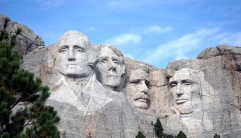 31. oktobris. Atklāj Rašmoras kalna klintī kaltos ASV prezidentu portretus