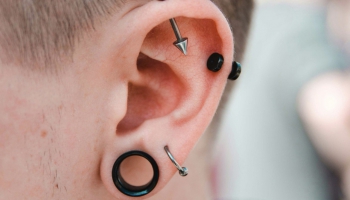 Янис Тивумс, пирсинг-мастер и промышленный альпинист