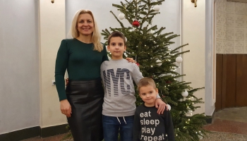 Skaņu mīklas min Dimzes no Rīgas - mamma Sindija ar dēliem Jorenu un Oliveru