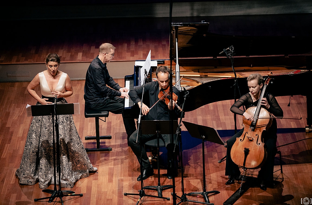 Perīna Madefa un LNSO klaviertrio koncertā "Pasaules dziesmas" 
