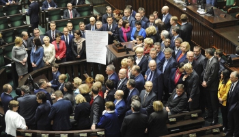 Polijas opozīcija izbeidz protestu un parlamenta tribīnes bloķēšanu