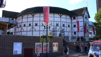 12. jūnijs. Darbu sāk rekonstruētais Šekspīra Globusa teātris Londonā