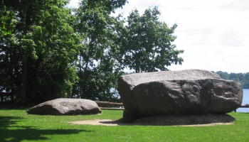Vai zini, kāpēc Andreja Pumpura Lielvārdes muzeja pagalmā atrodas divi lieli akmeņi? 