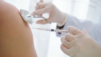 Eksperte: Drīzumā paplašinās to cilvēku grupu, kam rekomendē trešo vakcīnas devu