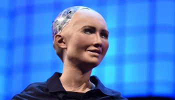 Robots Sofija, pašbraucošie auto un kripto valūta - aizvadītais gads tehnoloģiju jomā