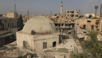 Speciāli no Sīrijas: Cenšas saglābt šāviņu sakapāto Alepo 